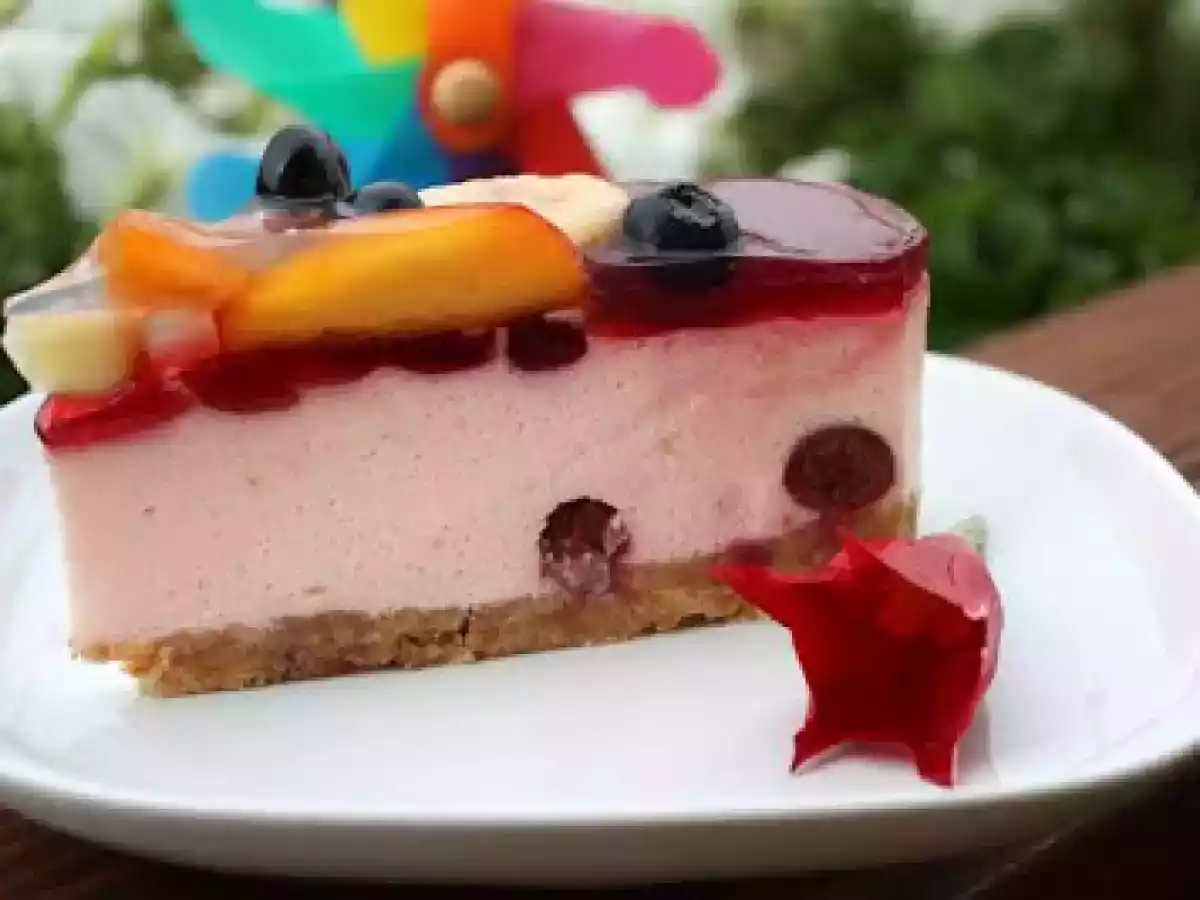 Joghurt-Kirsch-Mousse - Torte mit frischen Früchten