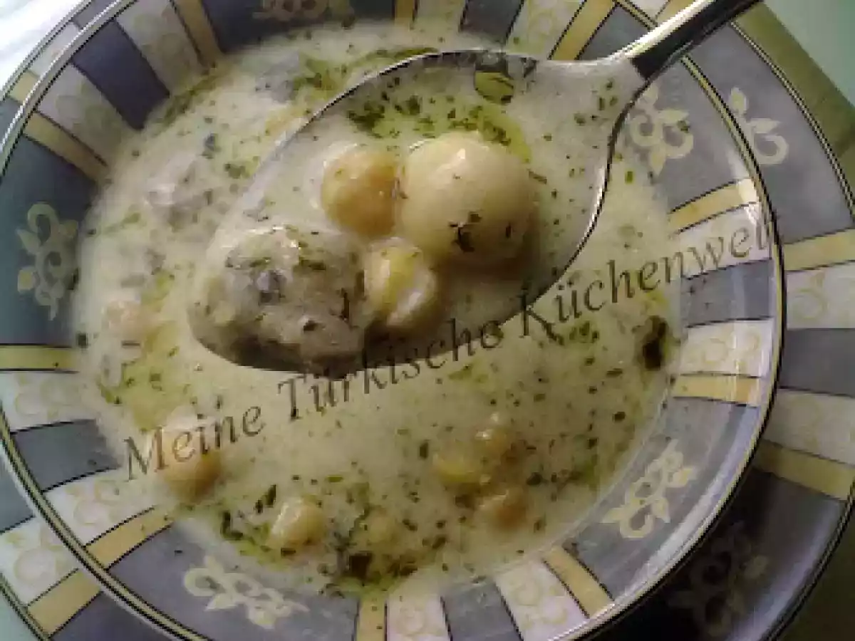 Joghurtsuppe mit Bulgurbällchen (Yogurtlu Yuvarlama)