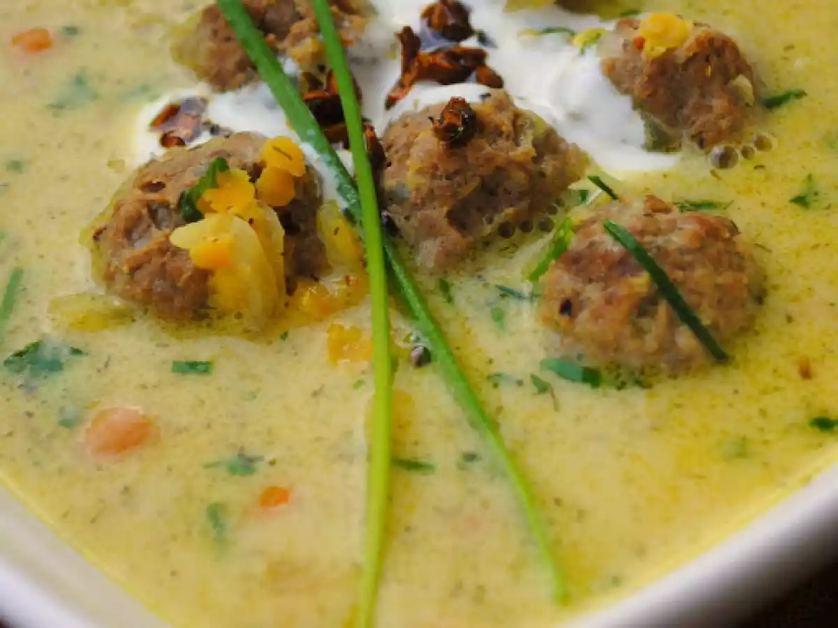 Joghurtsuppe mit Kichererbsen und Hackfleisch