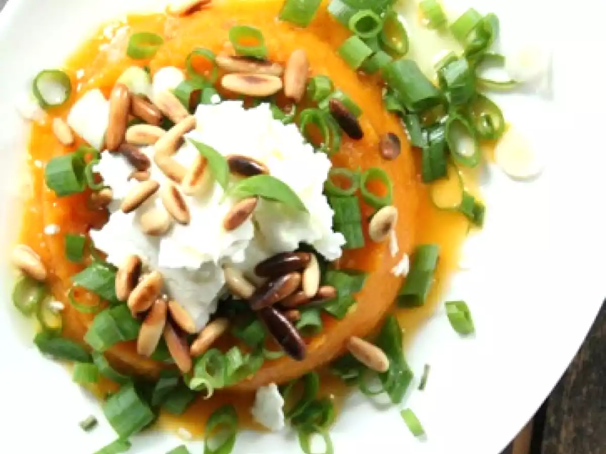Just another Kürbisrezept: Kürbispudding mit Manourikäsesplitter und Pinienkernen