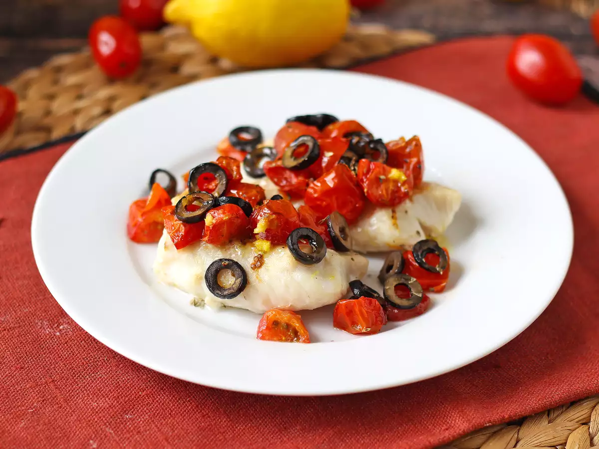 Kabeljau aus der Heißluftfritteuse mit Kirschtomaten, Oliven und Zitrone: ein leichtes und schnelles Rezept