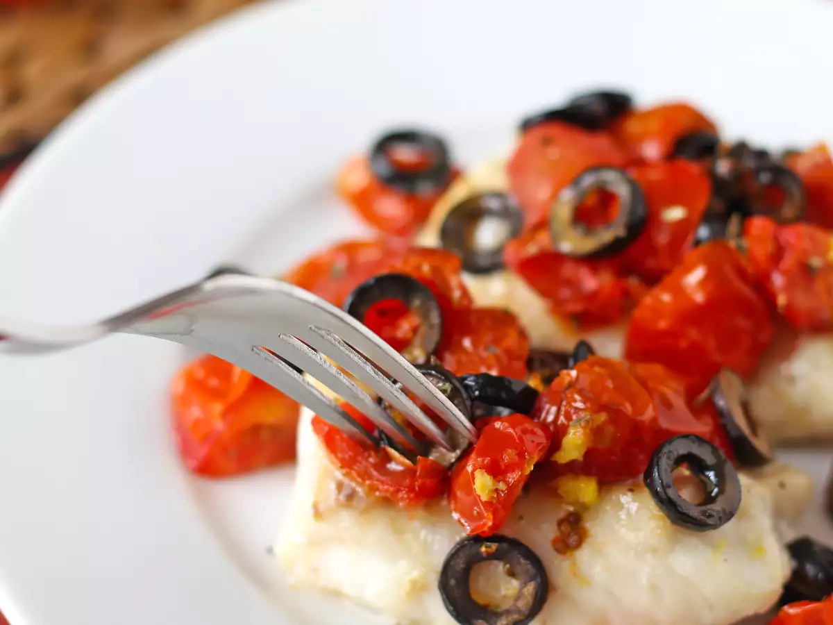 Kabeljau aus der Heißluftfritteuse mit Kirschtomaten, Oliven und Zitrone: ein leichtes und schnelles Rezept - foto 3