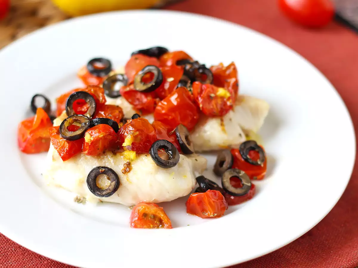Kabeljau aus der Heißluftfritteuse mit Kirschtomaten, Oliven und Zitrone: ein leichtes und schnelles Rezept - foto 4