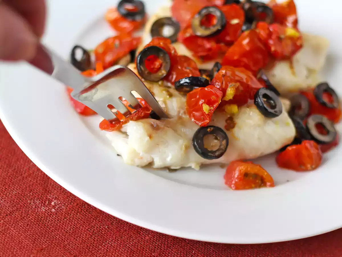 Kabeljau aus der Heißluftfritteuse mit Kirschtomaten, Oliven und Zitrone: ein leichtes und schnelles Rezept - foto 5