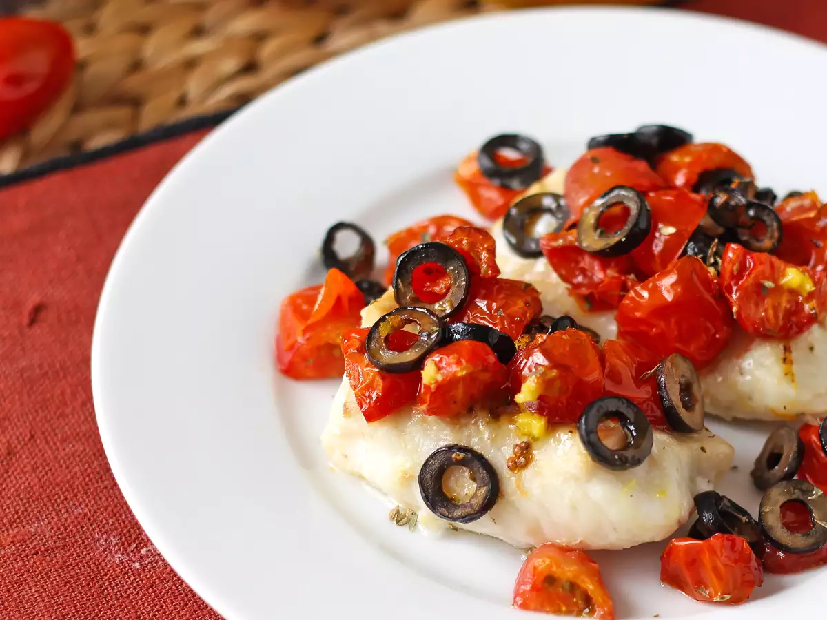 Kabeljau aus der Heißluftfritteuse mit Kirschtomaten, Oliven und Zitrone: ein leichtes und schnelles Rezept - foto 7