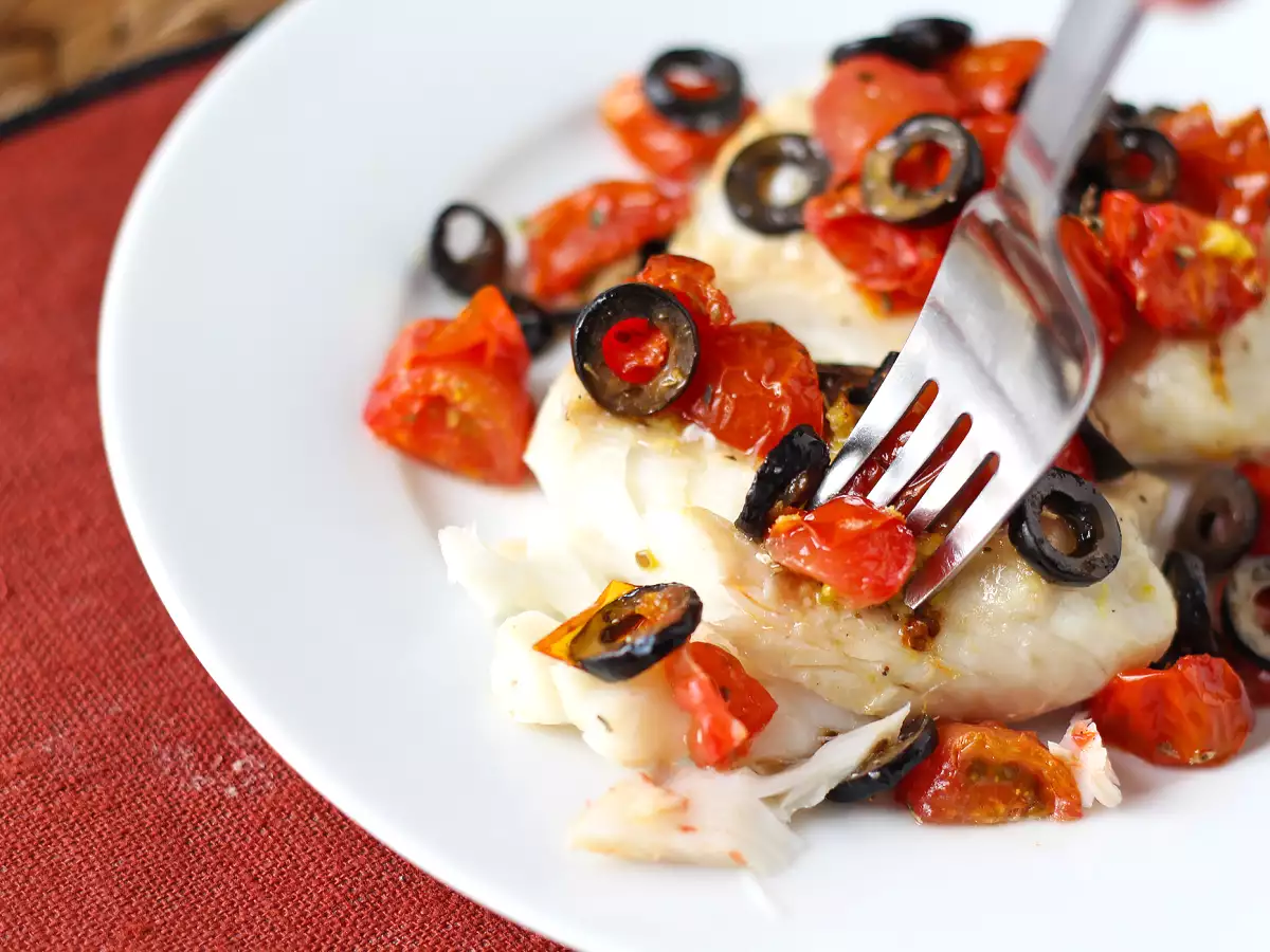 Kabeljau aus der Heißluftfritteuse mit Kirschtomaten, Oliven und Zitrone: ein leichtes und schnelles Rezept - foto 8
