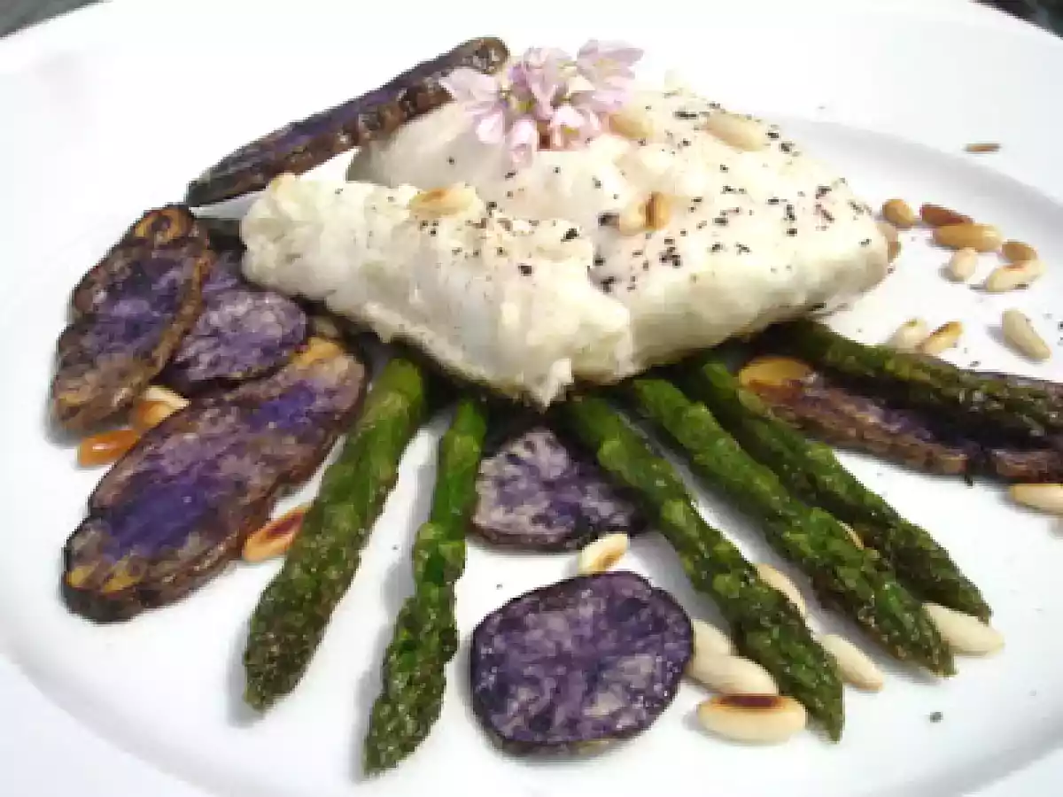Kabeljau mit grünem Spargel und blauen Kartoffelchips