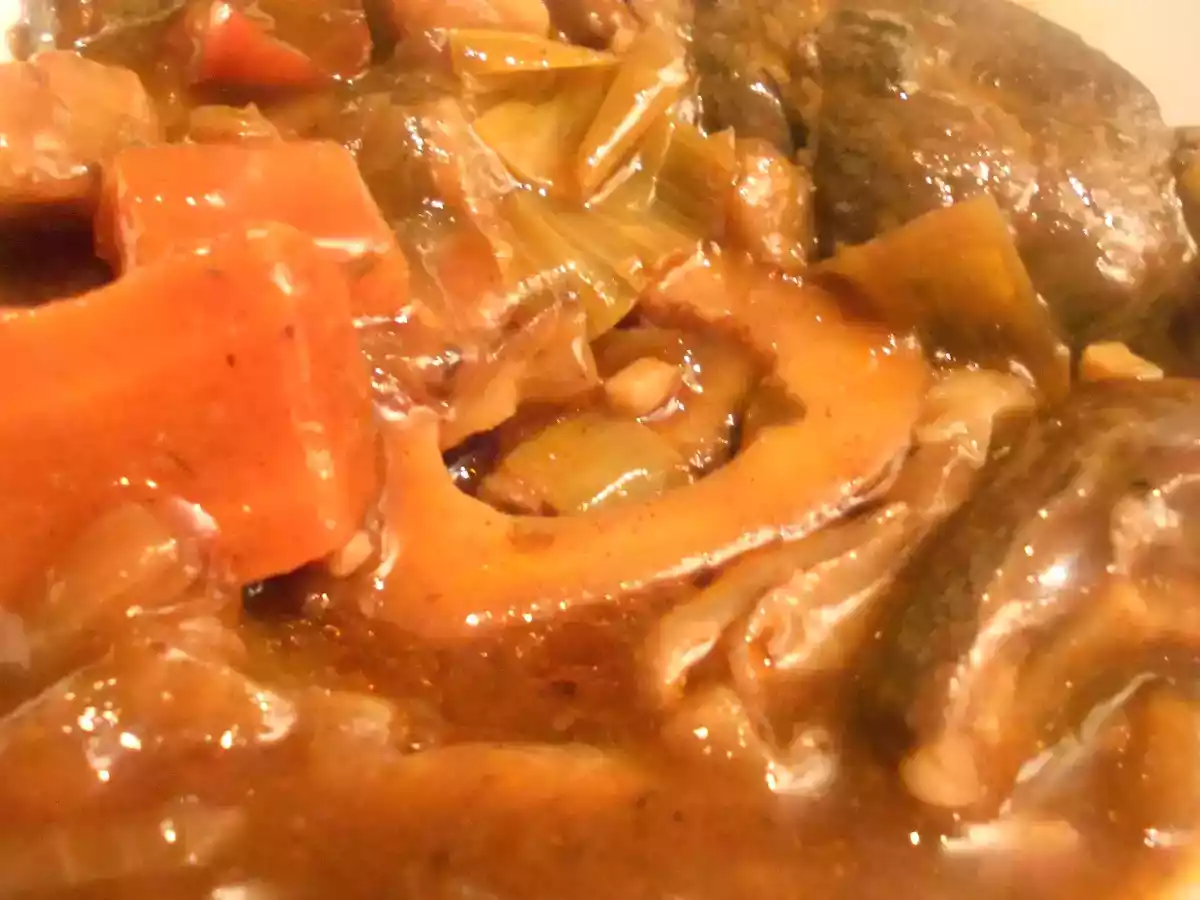 Kalbshaxe mit frischem Wurzelgemüse in Thymianjus