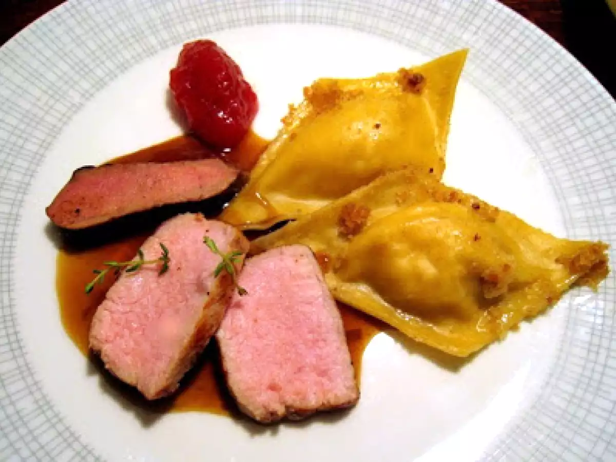 Kalbskotelett und leber mit Kartoffeltaschen und Röstzwiebelsud