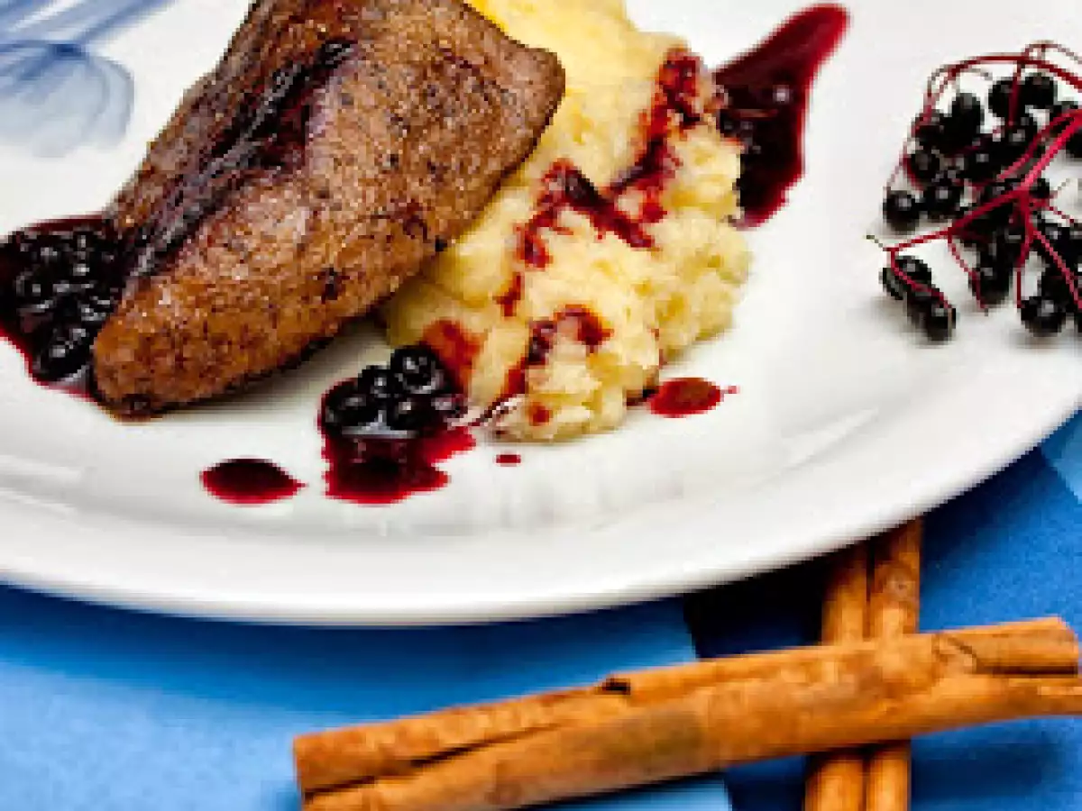 Kalbsleber in Zimtbutter mit Holunderbeerjus und Pastinakenpüree