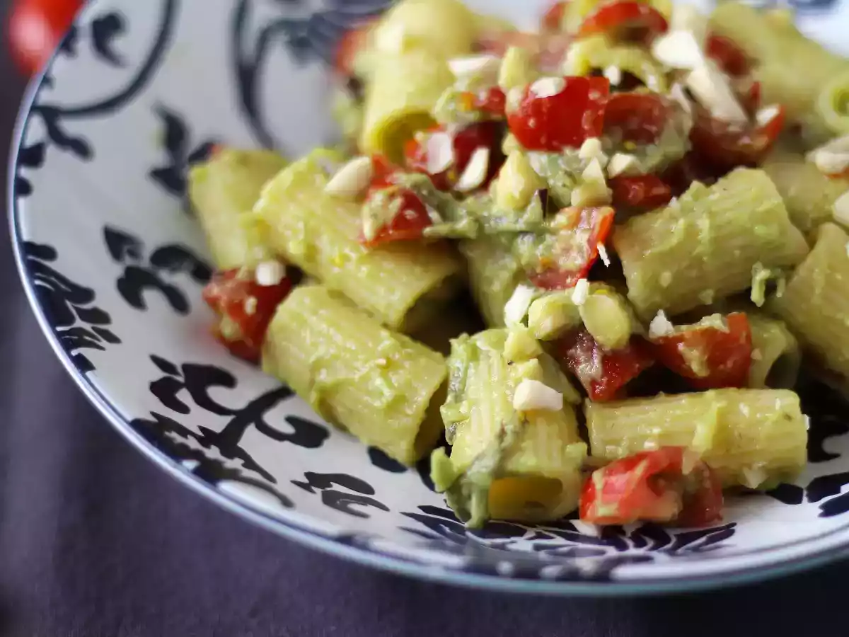 Kalte Nudeln mit Avocadocreme, Mandeln und Kirschtomaten: vegetarisch und sehr lecker! - foto 5