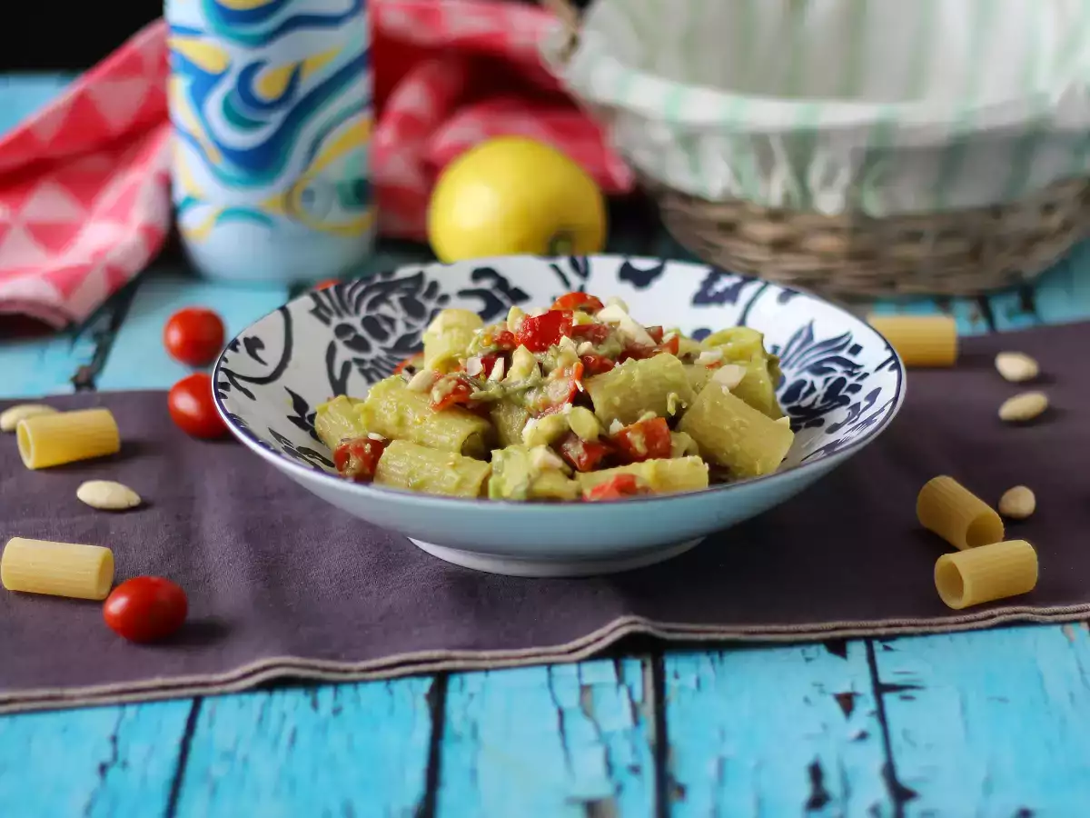 Kalte Pasta mit Avocadocreme, Mandeln und Kirschtomaten – vegetarisch und unglaublich lecker! - foto 2