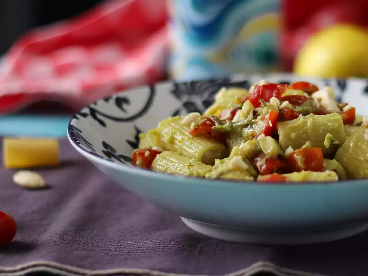 Kalte Pasta mit Avocadocreme, Mandeln und Kirschtomaten – vegetarisch und unglaublich lecker! - foto 3