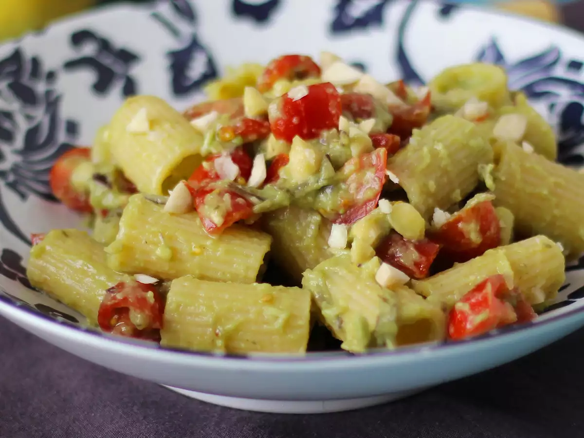 Kalte Pasta mit Avocadocreme, Mandeln und Kirschtomaten – vegetarisch und unglaublich lecker! - foto 4