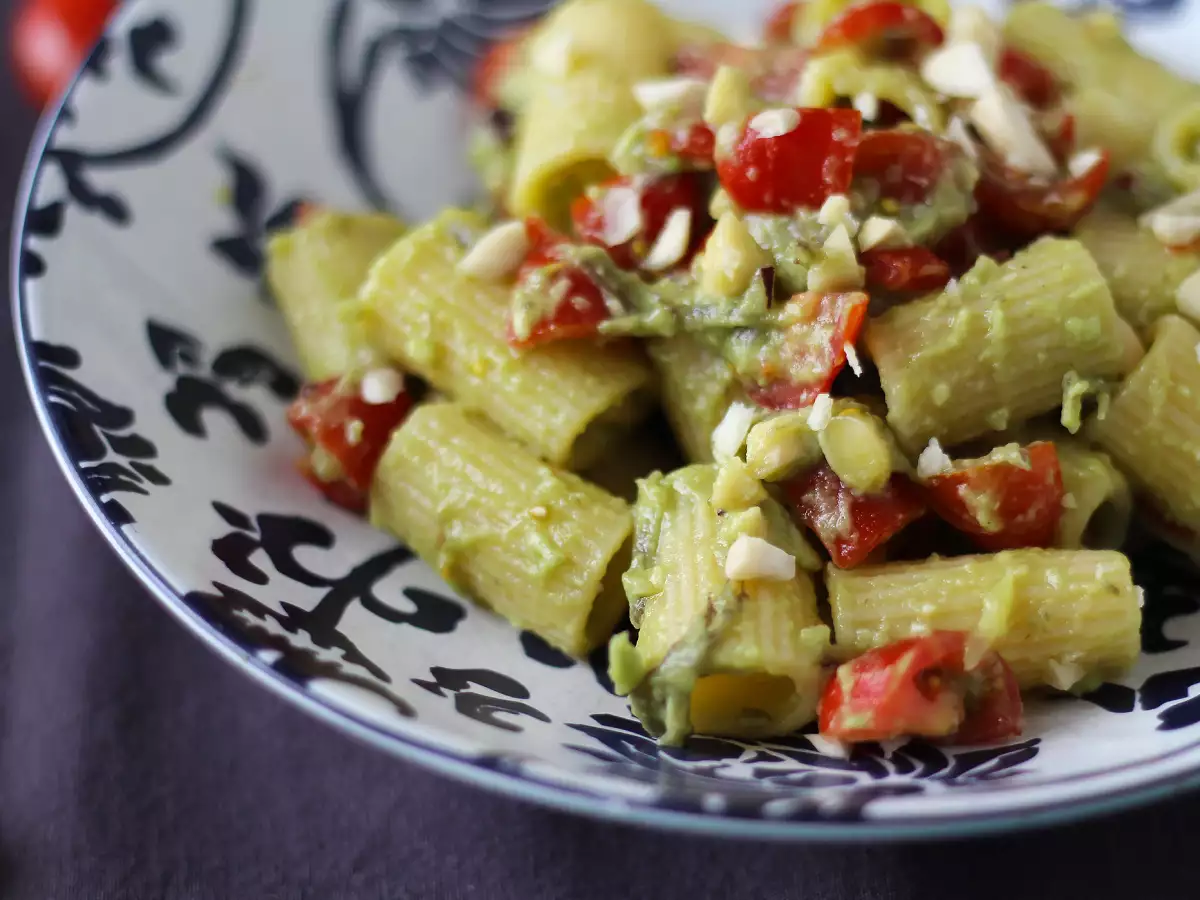 Kalte Pasta mit Avocadocreme, Mandeln und Kirschtomaten – vegetarisch und unglaublich lecker! - foto 5