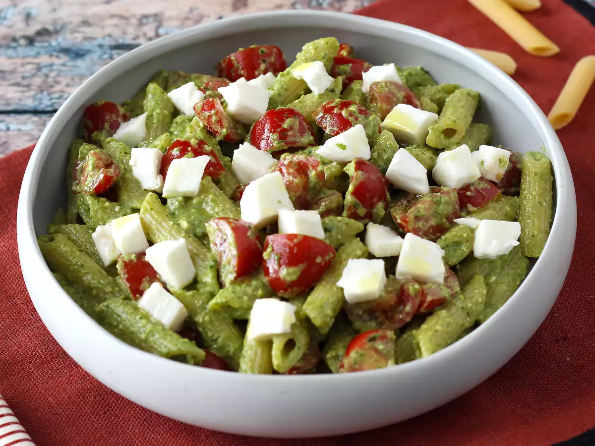 Kalte Pasta mit Rucola-Pesto, Kirschtomaten und Mozzarella: das frische und schnelle Sommerrezept - foto 2