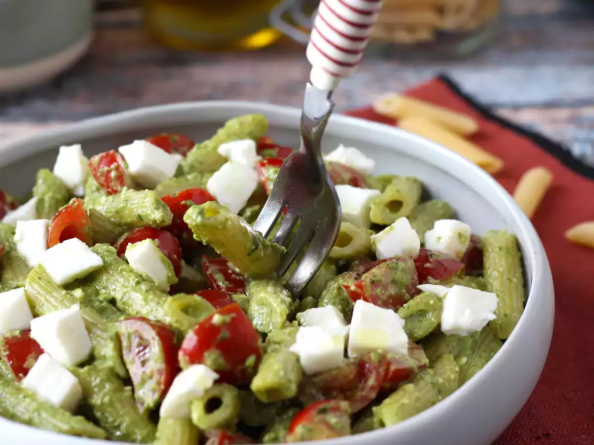 Kalte Pasta mit Rucola-Pesto, Kirschtomaten und Mozzarella: das frische und schnelle Sommerrezept - foto 3
