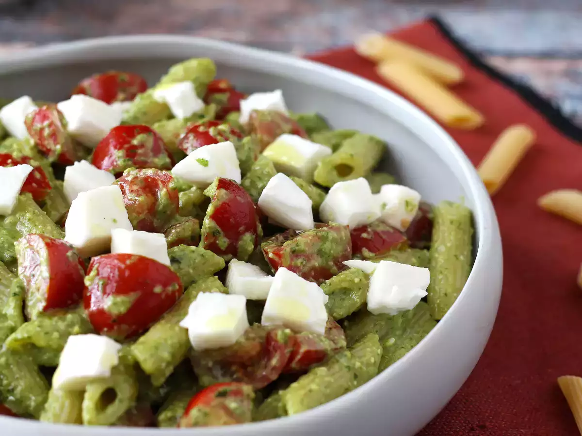 Kalte Pasta mit Rucola-Pesto, Kirschtomaten und Mozzarella: das frische und schnelle Sommerrezept - foto 4