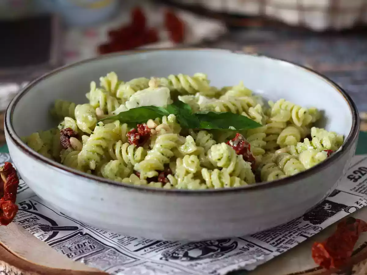 Kalte Pasta mit Zucchinipesto, Büffelmozzarella und getrockneten Tomaten