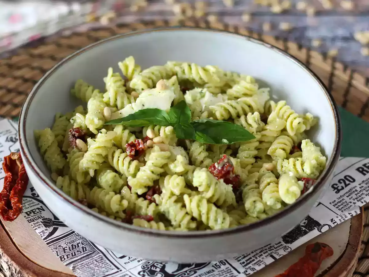 Kalte Pasta mit Zucchinipesto, Büffelmozzarella und getrockneten Tomaten - foto 2