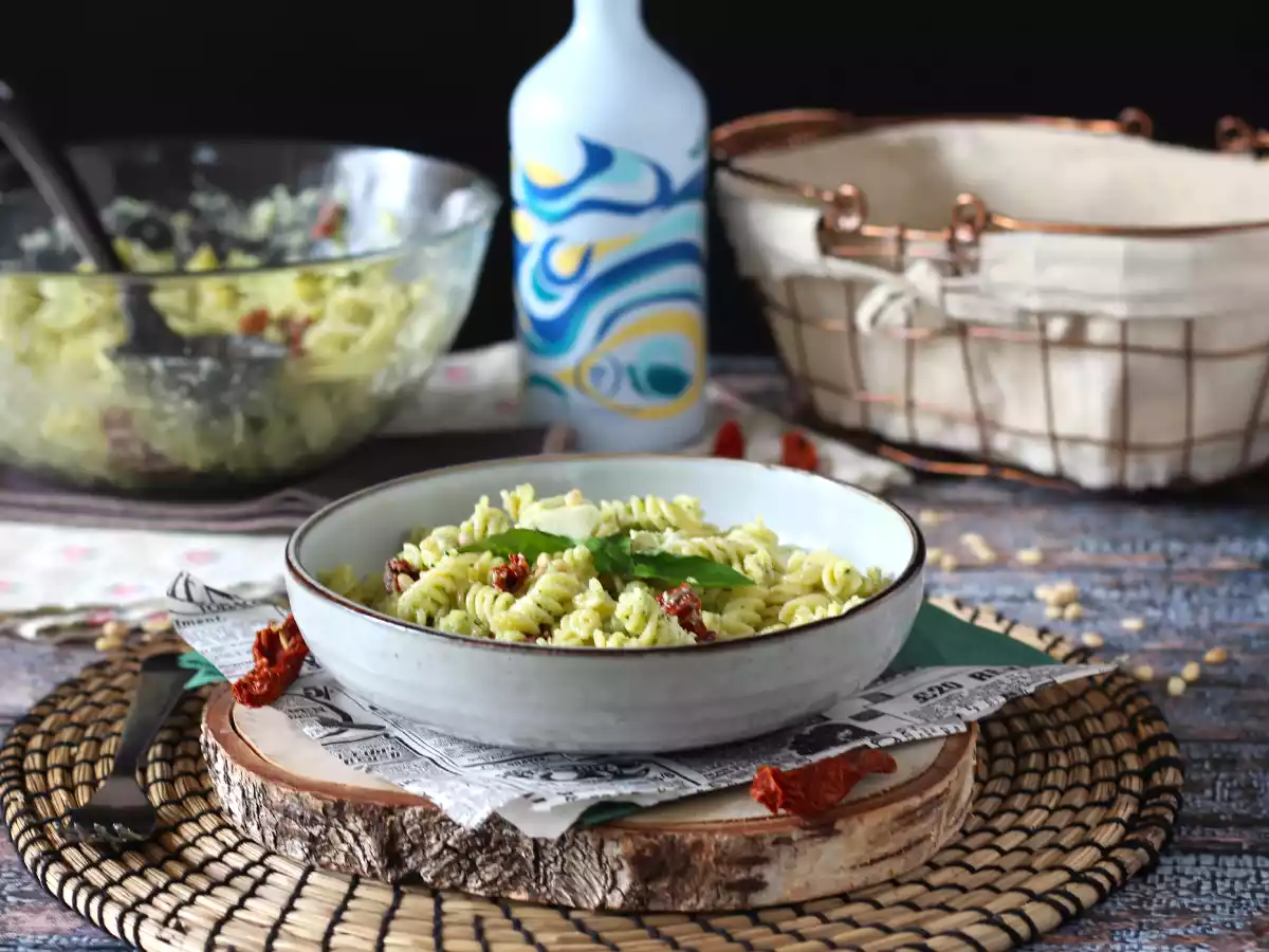 Kalte Pasta mit Zucchinipesto, Büffelmozzarella und getrockneten Tomaten - foto 3