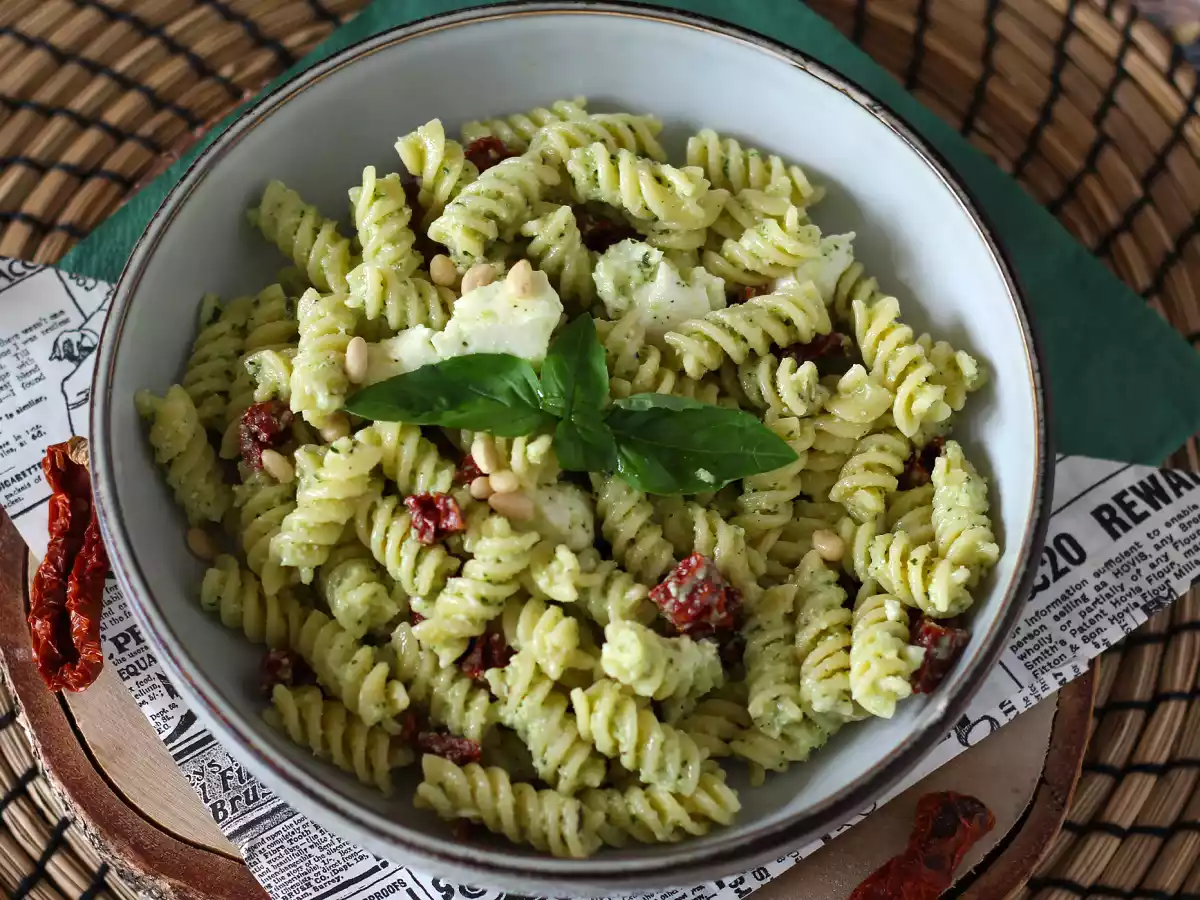 Kalte Pasta mit Zucchinipesto, Büffelmozzarella und getrockneten Tomaten - foto 4