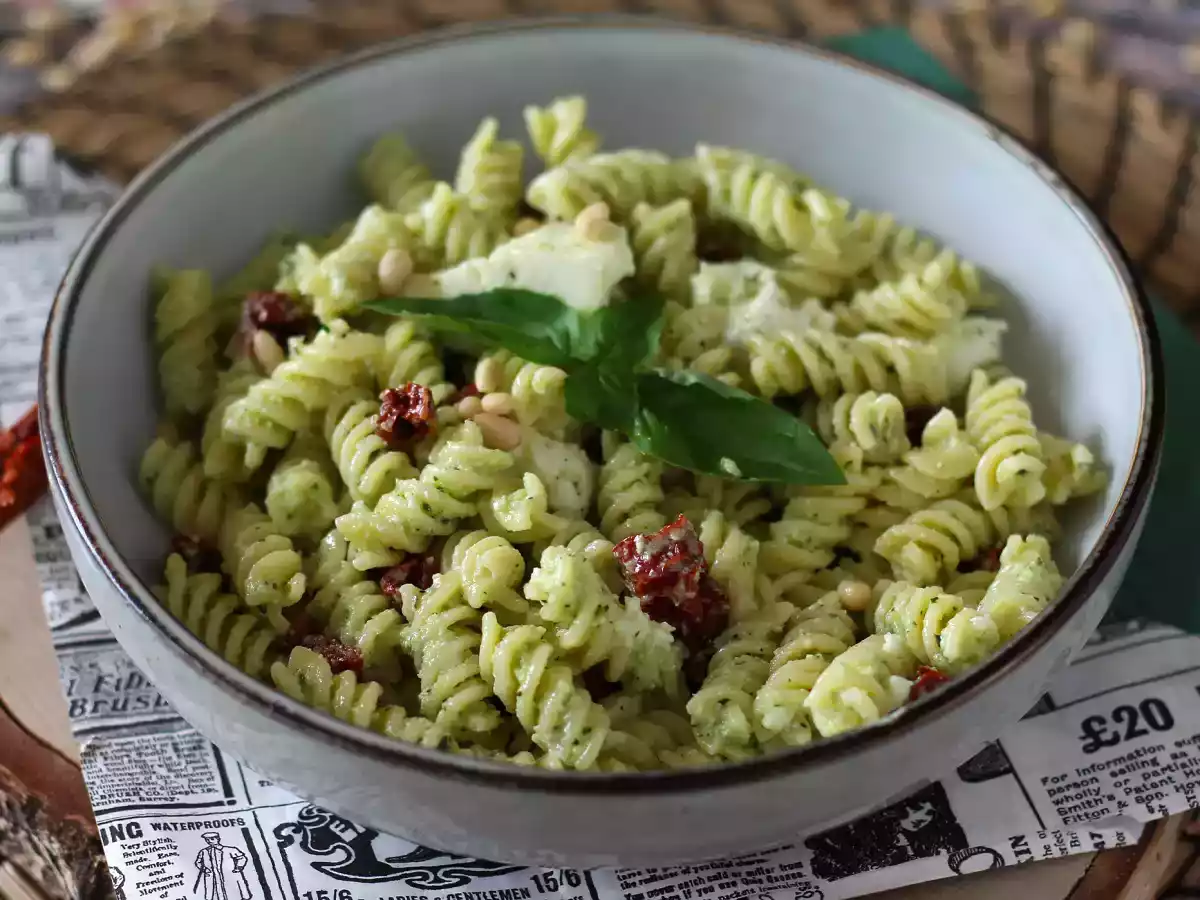 Kalte Pasta mit Zucchinipesto, Büffelmozzarella und getrockneten Tomaten - foto 5