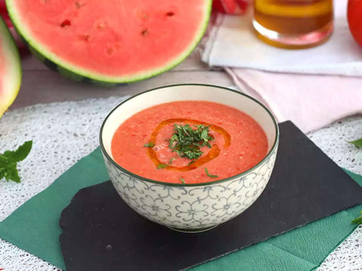 Kalte Suppe mit Wassermelone und Tomate