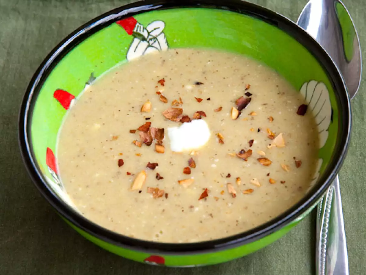 Kalte Zucchini Kartoffelsuppe mit gerösteten Mandeln