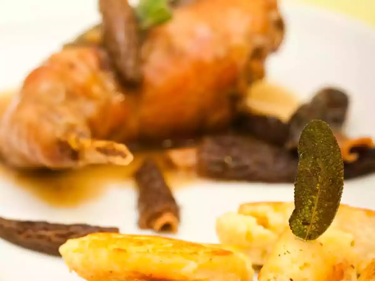 Kaninchen und Morcheln in Salbei-Weißwein-Sud mit Ricotta-Zitronen-Gnocchi in Salbeibutter