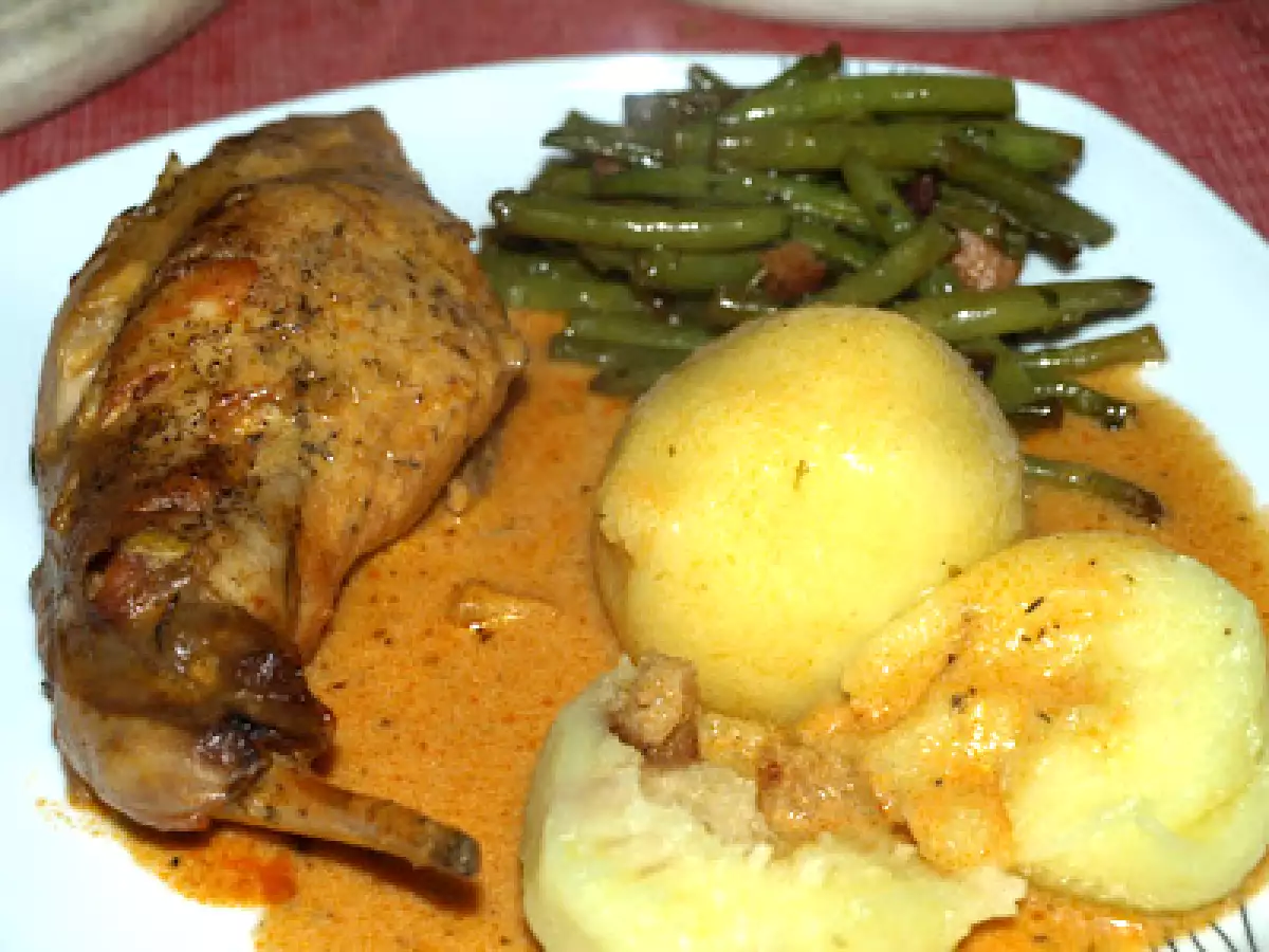 Kaninchenkeule mit Kartoffelklößen und geschmorten Bohnen