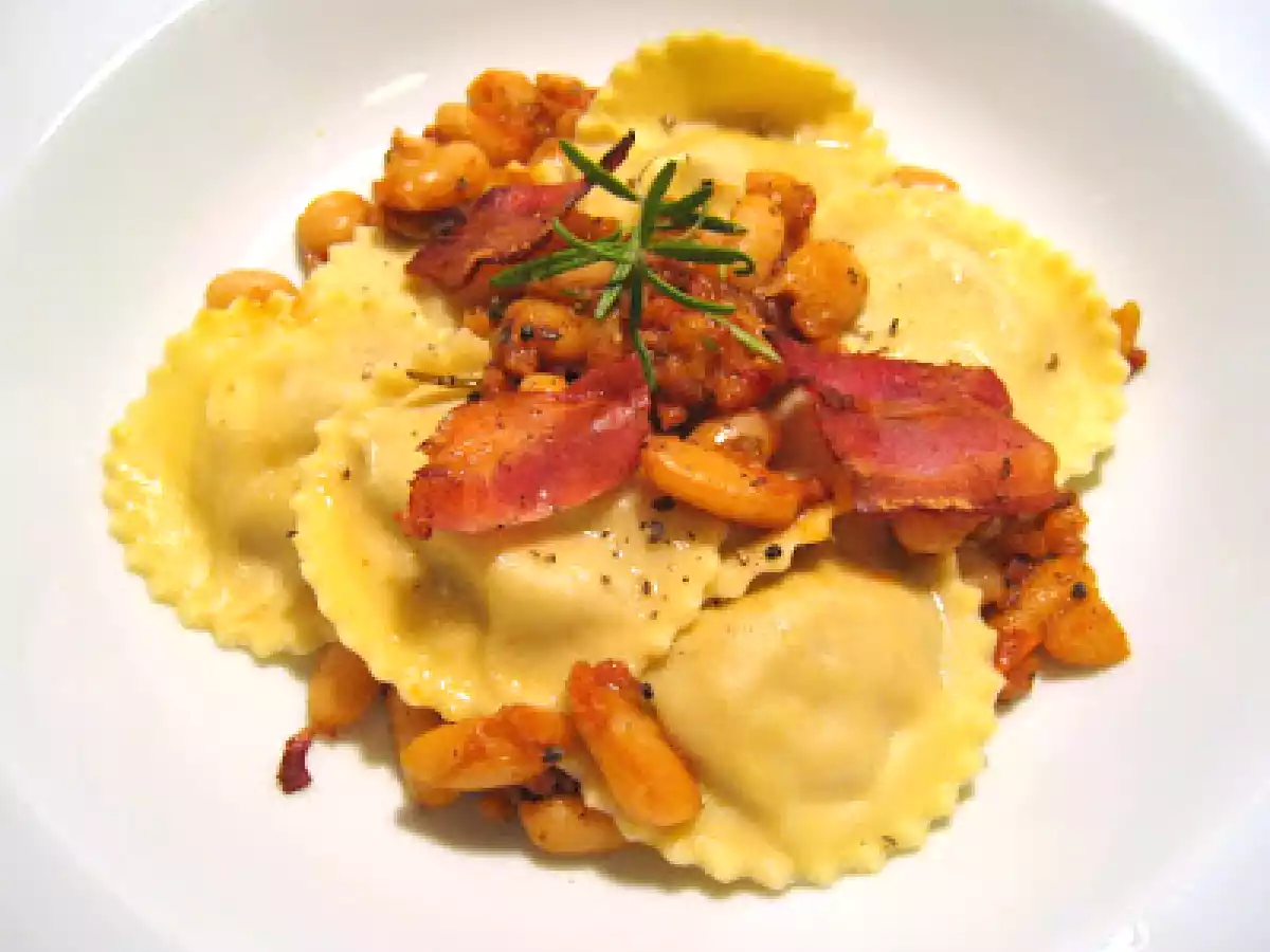 Kaninchenravioli mit Cannellinibohnen
