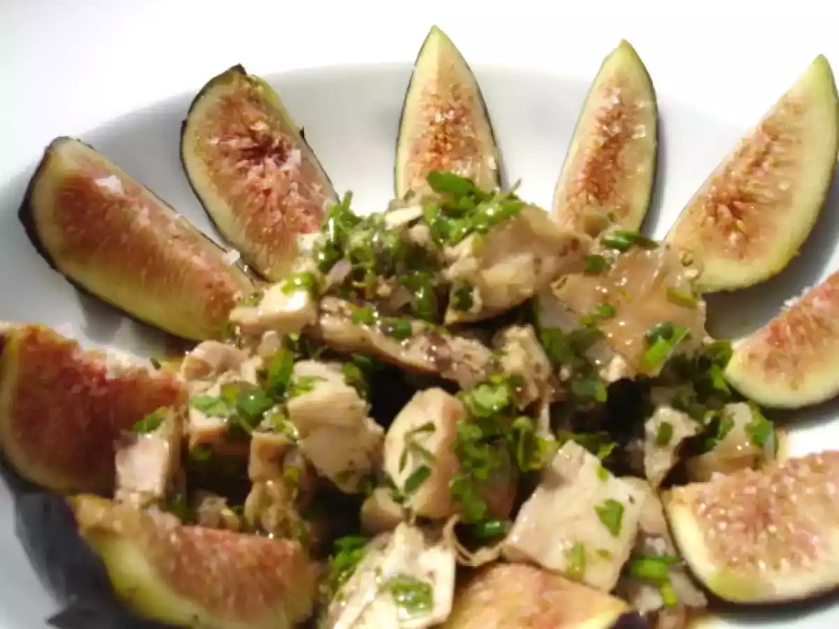 Kaninchensalat mit allerlei Gartenkräutern und frischen Feigen