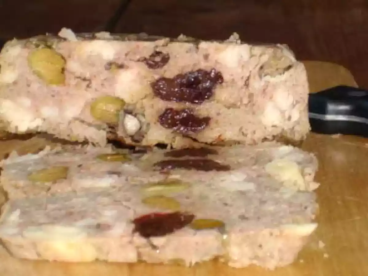 Kaninchenterrine mit Mandeln, Pistazien, Haselnüssen, Rosinen und Armagnac