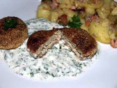 Karpfenklößchen mit Kartoffelsalat und Joghurt-Dip