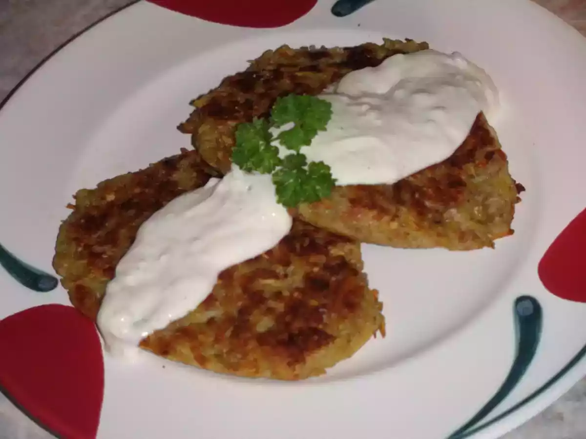 Kartoffel-Fenchel-Puffer mit Knoblauch-Rahm-Dip