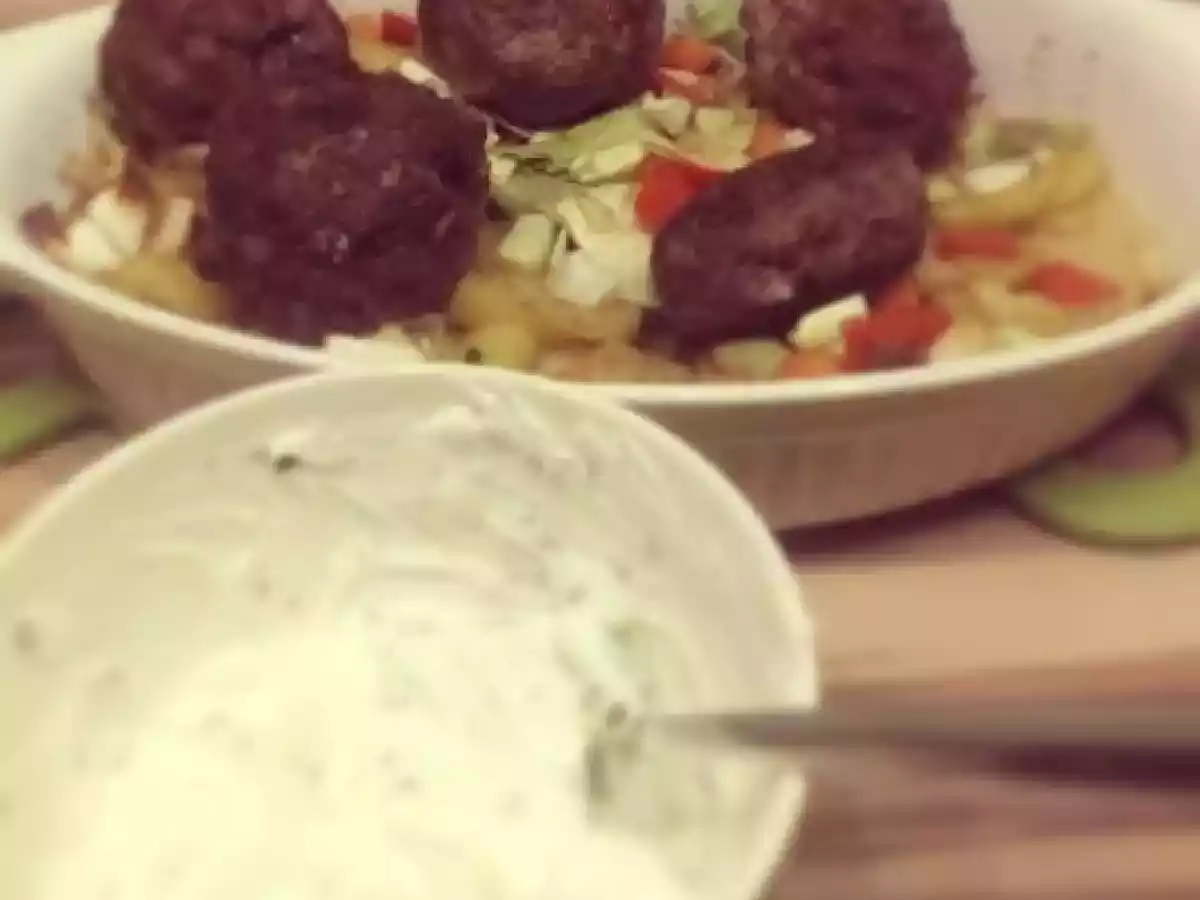 Kartoffel-Gemüse-Pfanne mit Frikadellen und Quarkdip