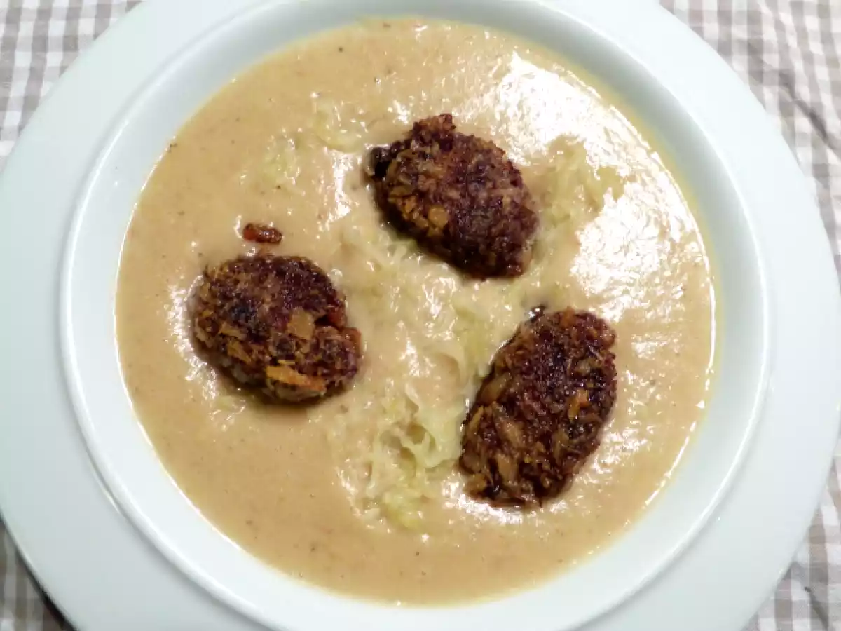 Kartoffel-Sauerkrautsuppe mit Blutwurstkrapfen