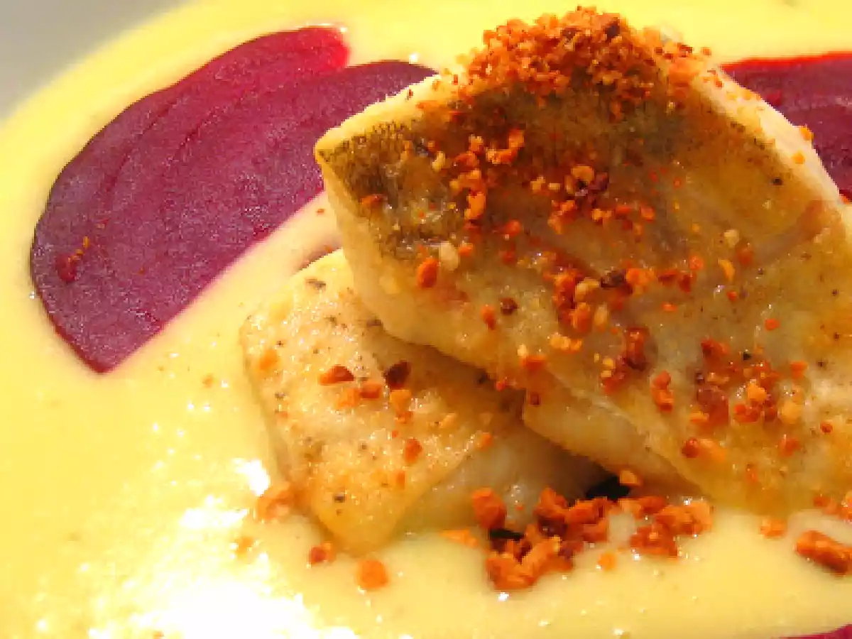 Kartoffel-Wasabi-Suppe mit Roter Bete und Zander