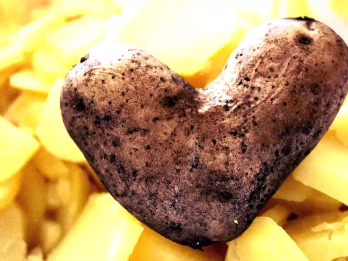 Kartoffelkäse-Praline auf einer Peperonata