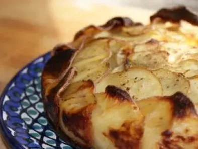 Kartoffelkuchen mit Salbei und Zwiebeln