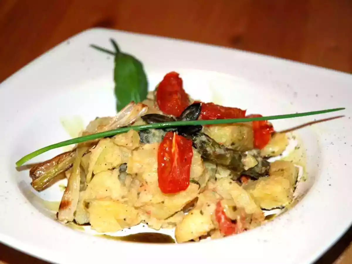 Kartoffeln mit Spargel, Kirschtomaten und Zwiebeln in einer Vinaigrette mit Ziegenkäse