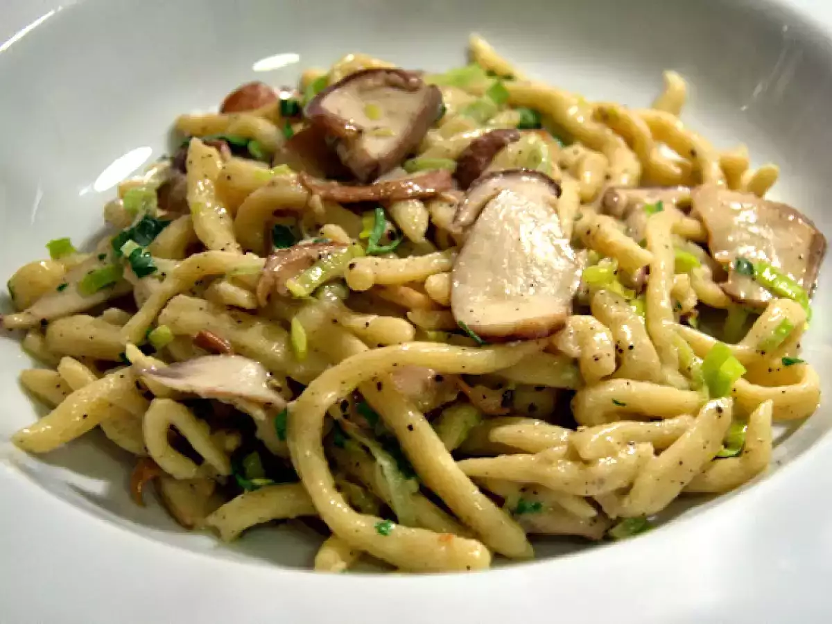 Kartoffelnudeln mit sautierten Steinpilzen und Lauch