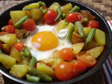 Kartoffelpfanne mit Gemüse und Ei