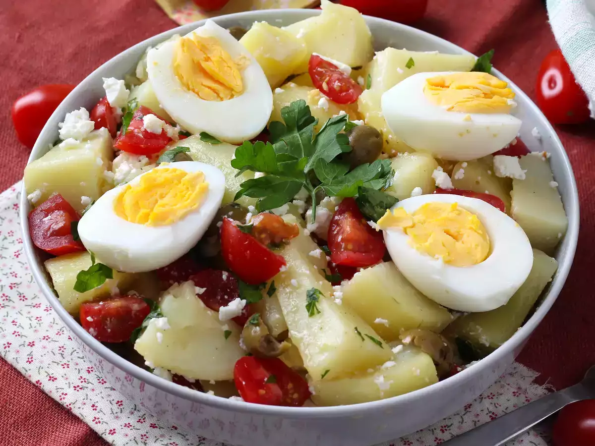 Kartoffelsalat mit Feta, Ei und Kirschtomaten