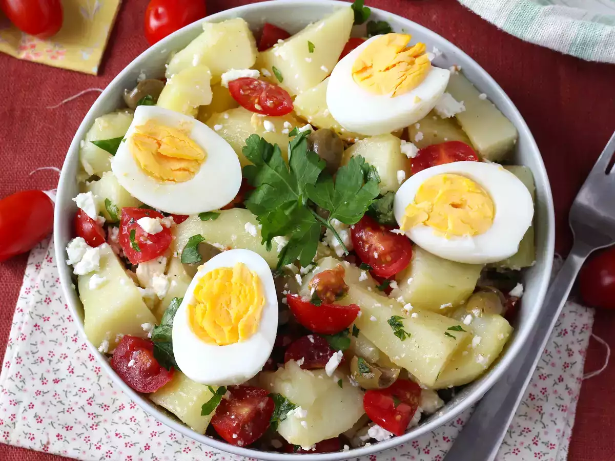 Kartoffelsalat mit Feta, Ei und Kirschtomaten - foto 2