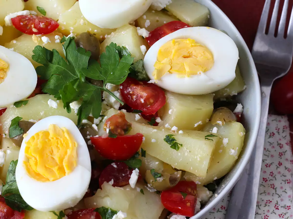 Kartoffelsalat mit Feta, Ei und Kirschtomaten - foto 3