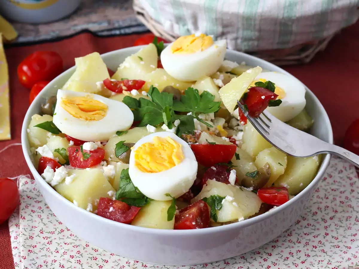 Kartoffelsalat mit Feta, Ei und Kirschtomaten - foto 4