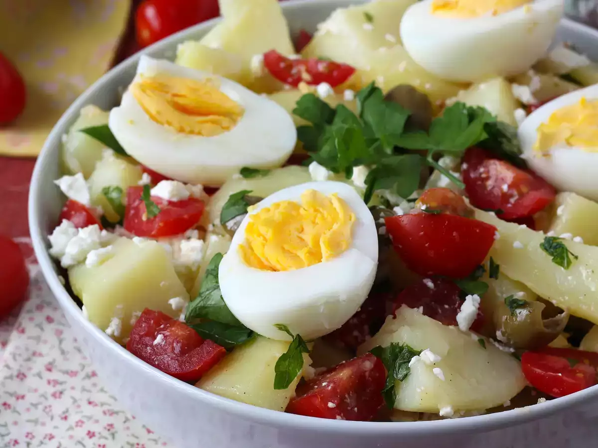 Kartoffelsalat mit Feta, Ei und Kirschtomaten - foto 5