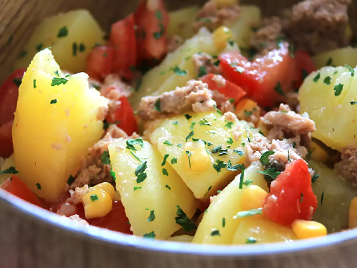 Kartoffelsalat mit Thunfisch und Tomaten